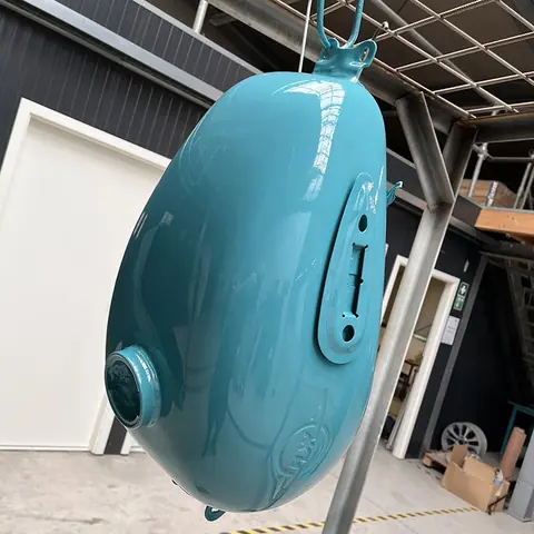 Kraftstofftank in Petrol lackiert