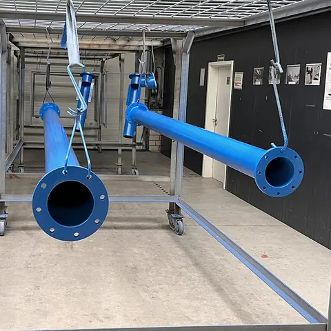 Blau lackierte Rohre mit Flansch