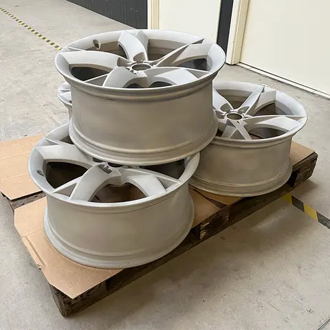 Gestrahlte Alufelgen auf der Palette