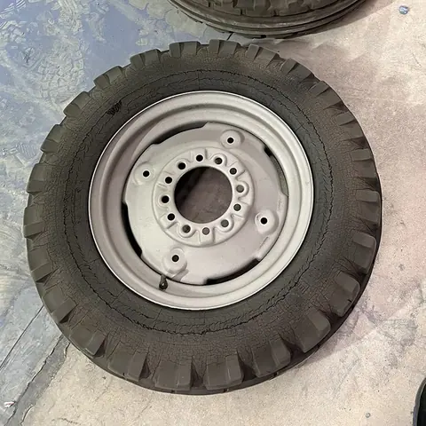 Grau lackiertes Rad mit Reifen