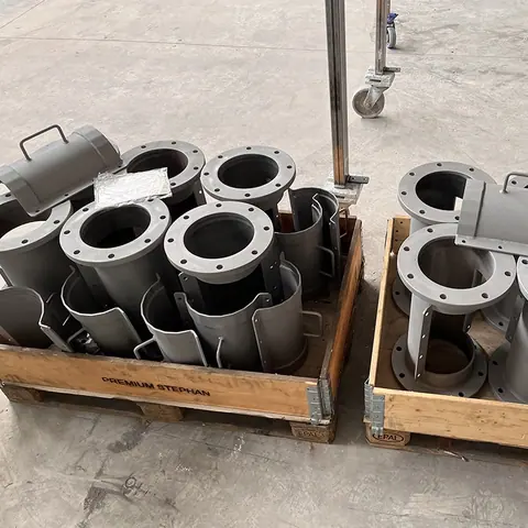 Gestrahlte Bauteile auf Paletten